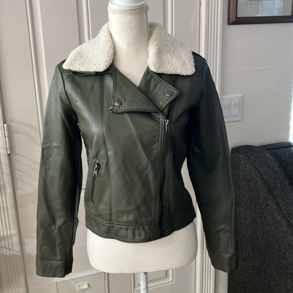 Forever 21 olive Green faux Leather Biker Jacket with Shearling Collar Size:S